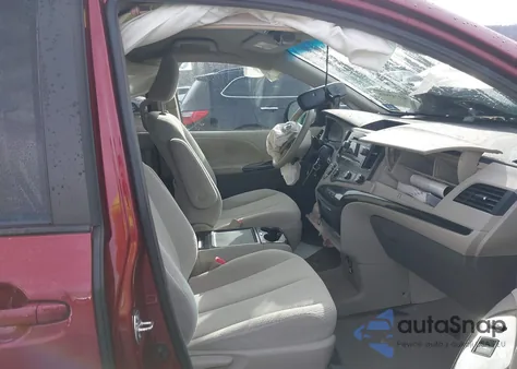 2012 Toyota Sienna Le V6 8 Passenger z USA, uszkodzony, nr VIN 5TDKK3DC8CS265596